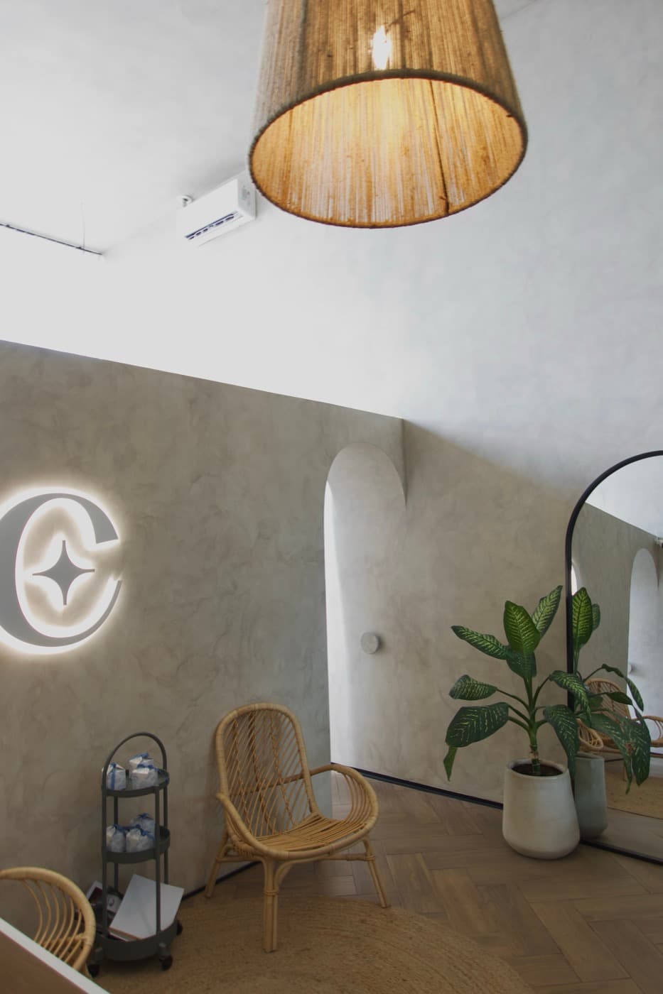Interior del estudio Celeste con su monograma iluminado